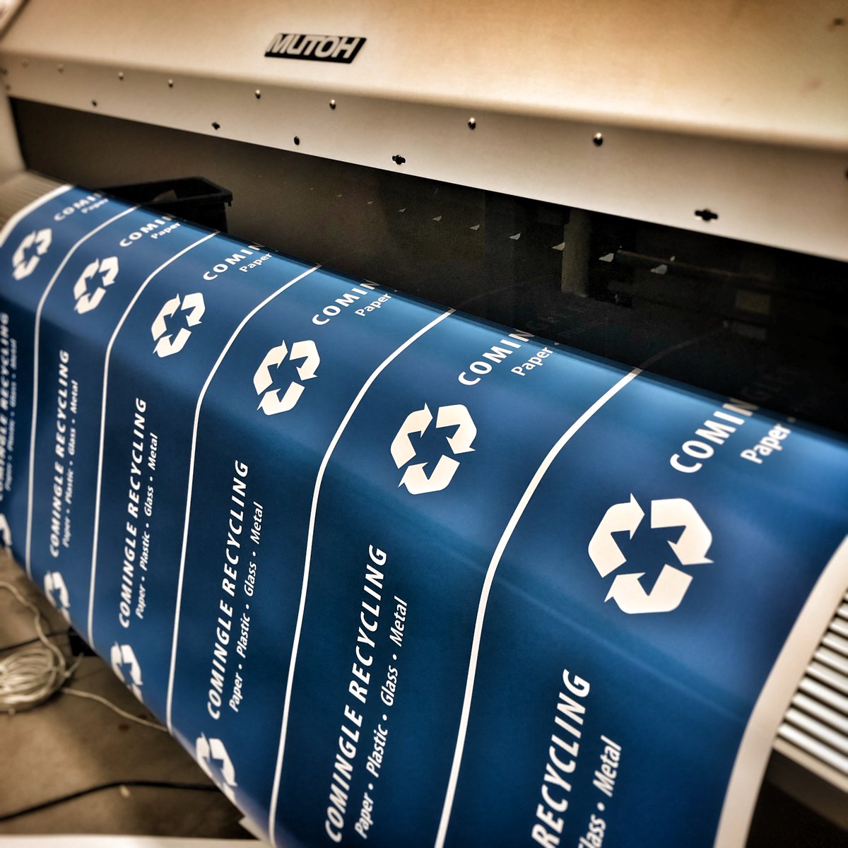 GMediaWraps's tweet photo. #GoingGreen by printing blue. Some #recycling decals for several #receptacles at #LakeForestCollege. Great way to dress up and make those receptacles functional and easy to read. #WhatCanWePrintForYou #vinylDecals #vinylGraphics #branding #lakeforestIL #weprintthattoo https://t.co/MV1E0Nha0w