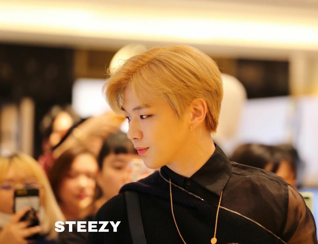 DanityK_here's tweet photo. Some of the photos that I like the most for today's event
Daniel's side profile is hella perfect♡
@danielk_konnect 
#강다니엘 #KangDaniel
#KangDanielxFendi https://t.co/Mtv8d2ZIL9
