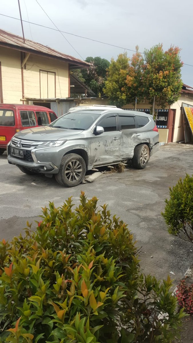 penikmatkudapan's tweet photo. Setiba di kantor Polisi kami diminta untuk datang lagi pagi hari karna sudah jam 3 pagi tgl 28 Agustus 2019, dan kami diantar petugas lantas mencari penginapan, dan tepat jam 9 pagi kami sudah tiba kembali di Polsek sambil mengamati mobil yg saya kendarai https://t.co/GPptDJONWJ