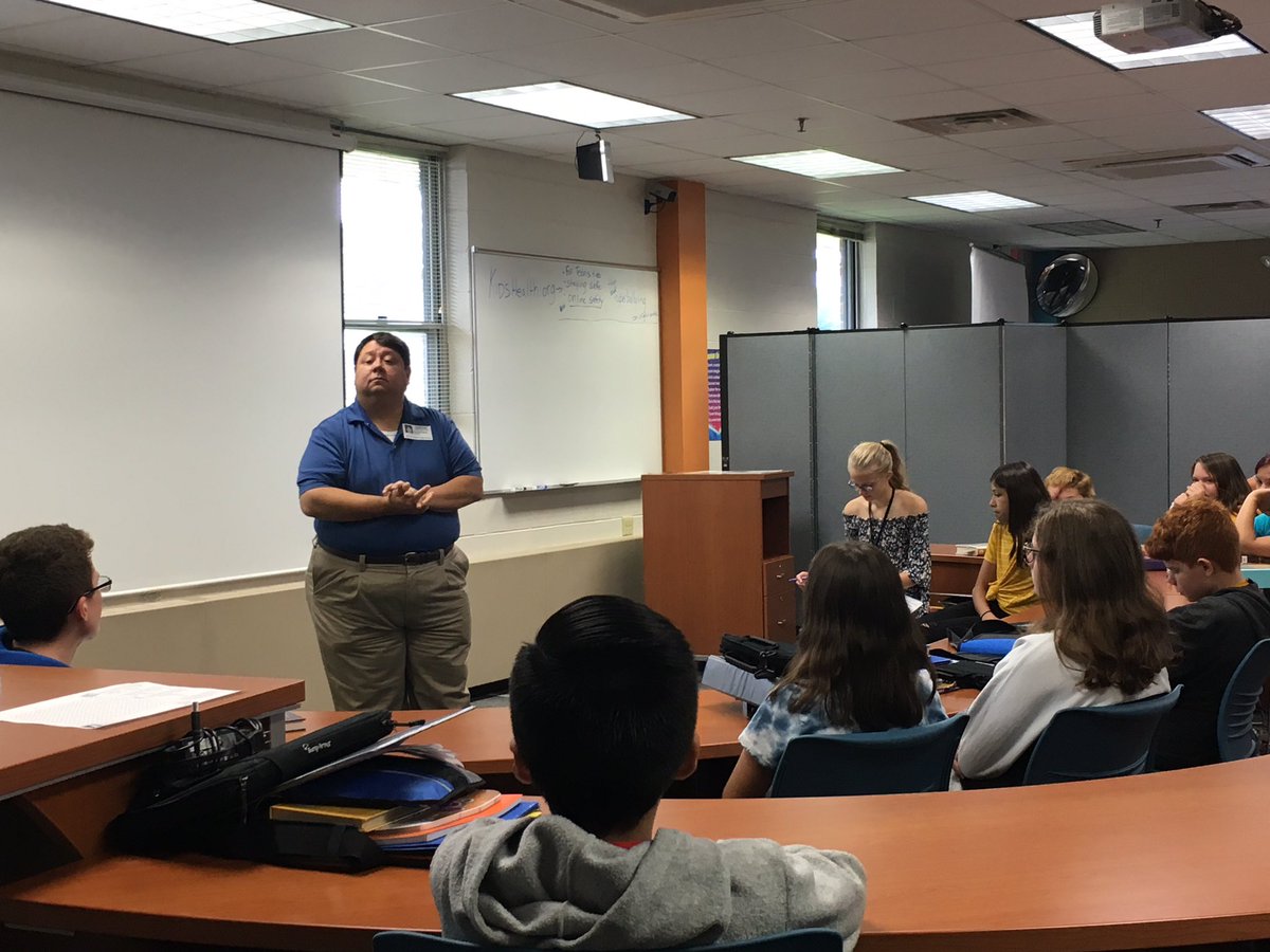 Harvard Mayor Michael Kelly speaks to Robotic class <a href="/HarvardJrHigh/">Harvard Junior High</a> students about  city issues for their upcoming City Shaper Challenge. #harvardrising Great job coordinating this Harvard JH teacher Deb Andolino! #d50teachersrock