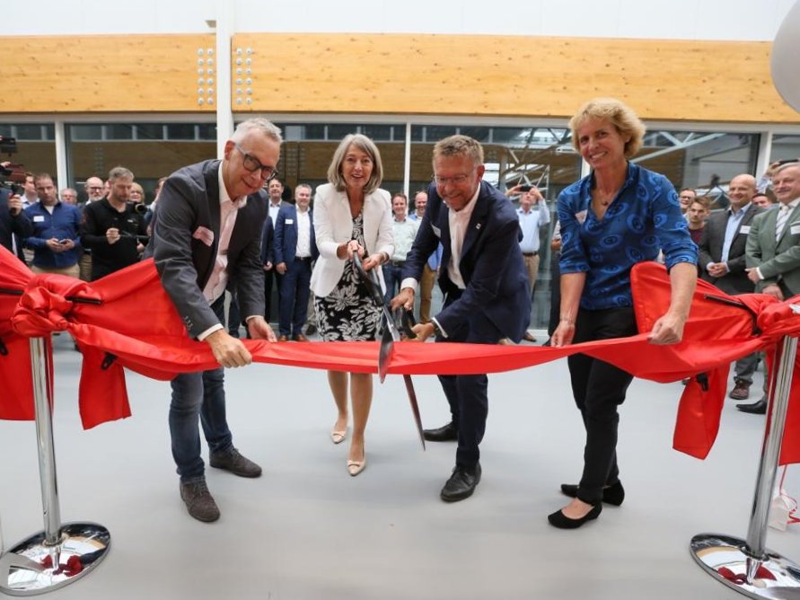 Brainport Industries (@brainport_ind) on Twitter photo Vandaag opende Fieldlab Flexible Manufacturing haar deuren! <a href="/InekeDezentje/">InekeDezentjéHamming</a> verrichtte de openingshandeling onder grote belangstelling van bedrijfsleven, onderwijs en kennisinstellingen. Vandaag opende Fieldlab Flexible Manufacturing haar deuren! <a href="/InekeDezentje/">InekeDezentjéHamming</a> verrichtte de openingshandeling onder grote belangstelling van bedrijfsleven, onderwijs en kennisinstellingen.