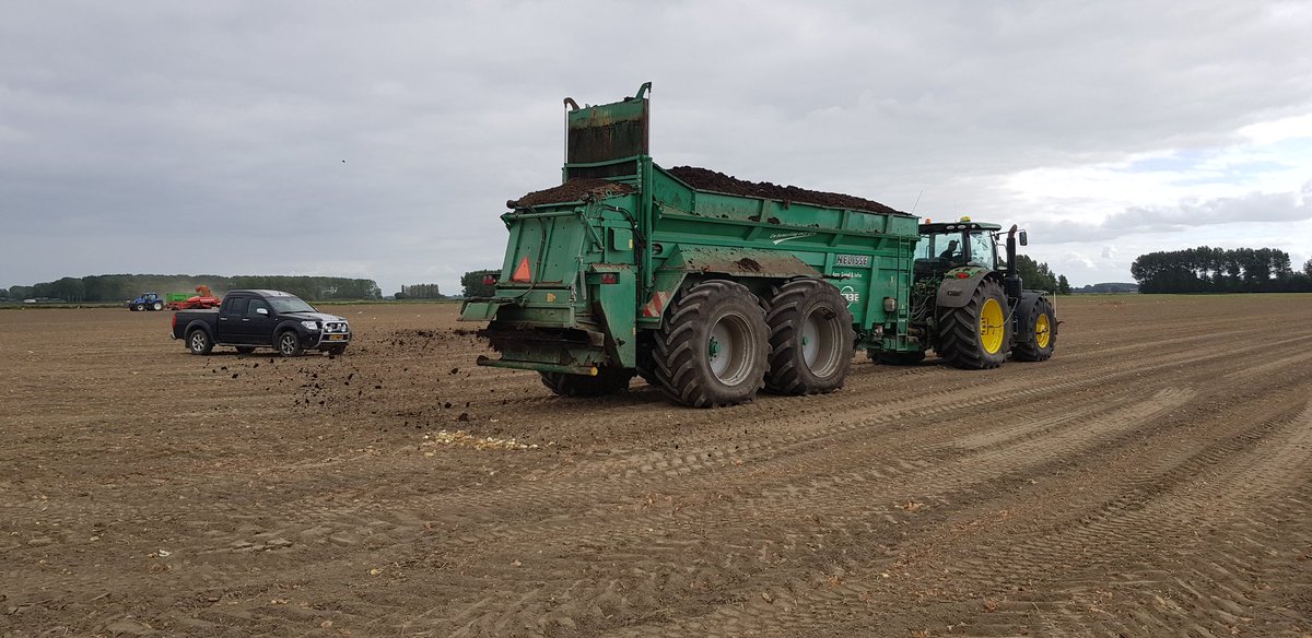 De zaai uien liggen weer tussen de planken en de champost ligt ook weer op de plek van bestemming!
