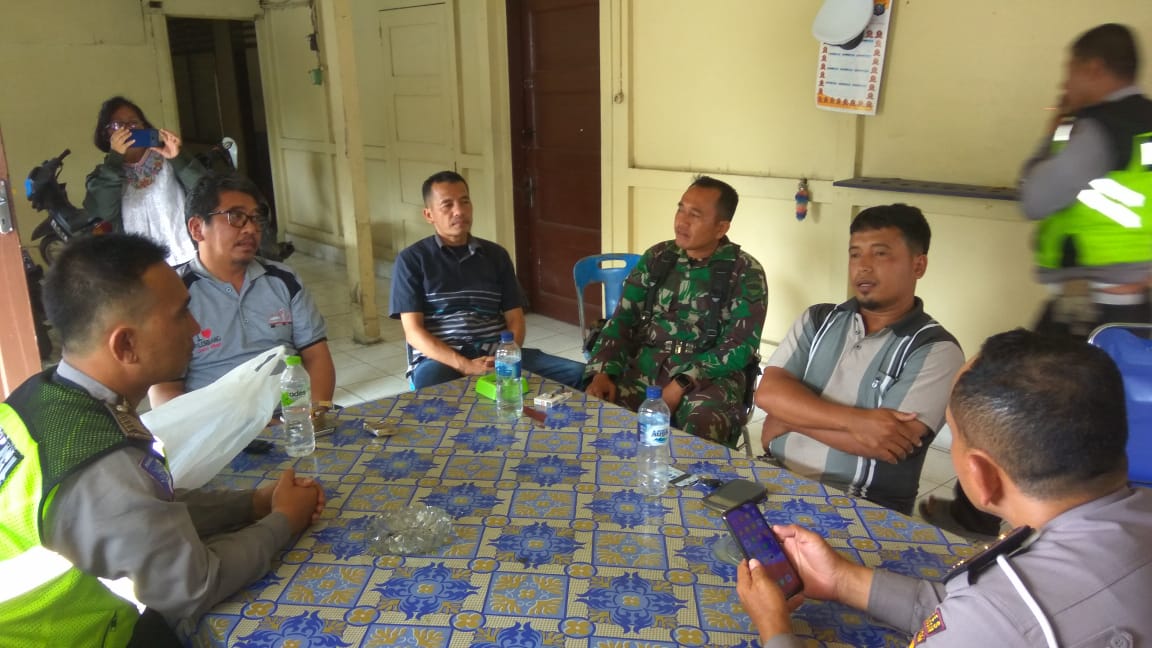 penikmatkudapan's tweet photo. Dengan lantang dan menggema anggota @tni_ad ini mengatakan ini biasa di jalan raya, kita harus maklum, kita harus berdamai, perbaikan kita lakukan masing-masing...
Kabur setelah menabrak saya, menggunakan NoPol Palsu, dan saya harus maklum ????? https://t.co/Sok7YsfNTb