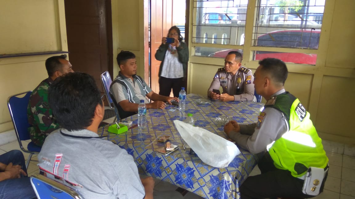penikmatkudapan's tweet photo. Dengan lantang dan menggema anggota @tni_ad ini mengatakan ini biasa di jalan raya, kita harus maklum, kita harus berdamai, perbaikan kita lakukan masing-masing...
Kabur setelah menabrak saya, menggunakan NoPol Palsu, dan saya harus maklum ????? https://t.co/Sok7YsfNTb