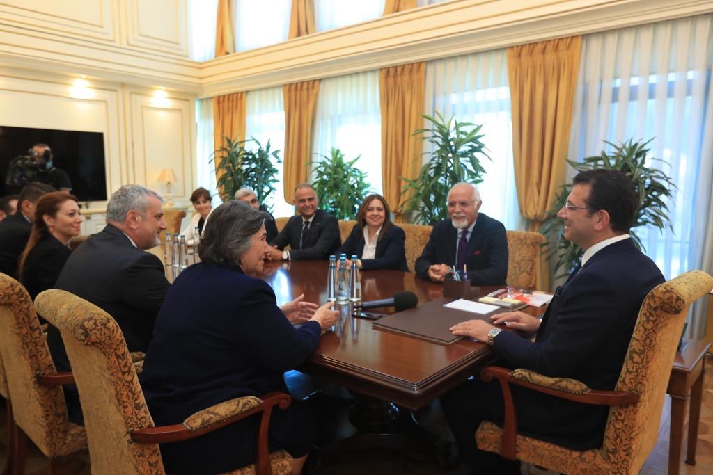 İstanbul Barosu Başkanı Mehmet Durakoğlu ve Baro Yönetimine ziyaretleri için teşekkürler. Adalete ve hukuka en çok ihtiyaç duyduğumuz zamanlarda yaşıyoruz, savunmanın önemi bir kez daha artıyor. Yeni yargı yılının adalete olan inancın pekiştiği bir dönem olmasını dilerim.