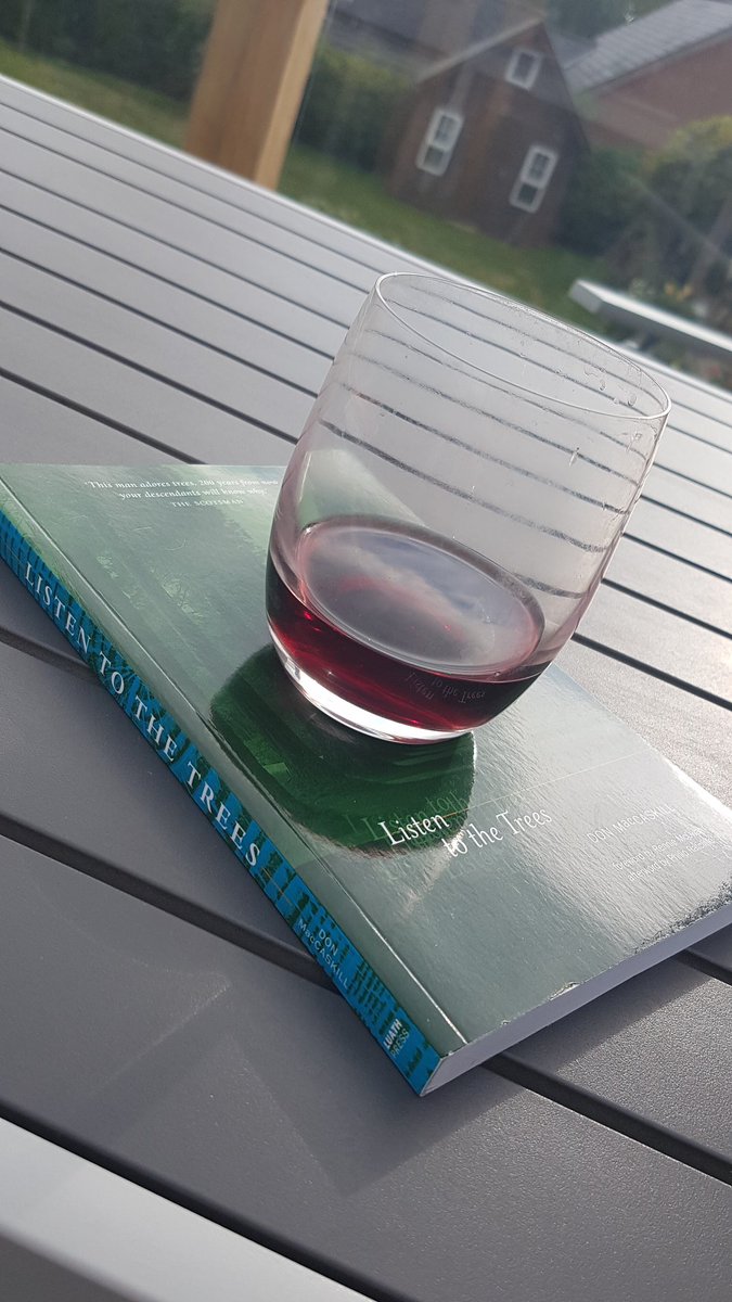 PatriciaKusters's tweet image. Mooie plek om over #bomen te bomen, ehhh #lezen. #listentothetrees #GreatBritain