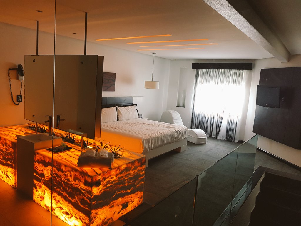 motel casa blanca on X: Buenos días... gente bonita 🤗te invitamos a que  vengas a disfrutar de nuestras instalaciones aquí en casa bca b reyes. Hab  jacuzzi $700 por 12hrs , incluye