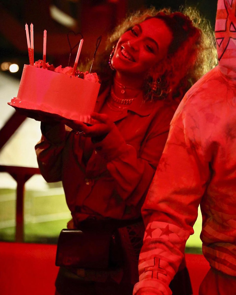 BeyLegion's tweet photo. Beyoncé celebrating her 38th birthday at #MadeInAmerica. 💖 https://t.co/Zzahe0aVz1