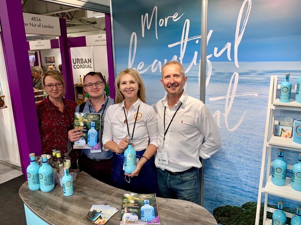 Catching up with Sarah & Geoff from @sea_arch who are our @SpecialityFair issue cover stars! What a stunning bottle! 🤩 #morebeautifulwithout #SFFF19