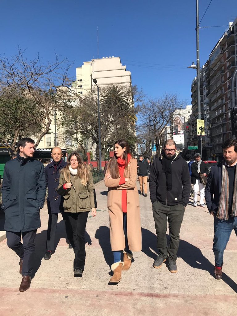 ballan_federico's tweet photo. Esta mañana charlamos con los comerciantes de #Caballito y visitamos los puestos de libros renovados sobre la calle Beauchef. https://t.co/Dyzuu2MWDh