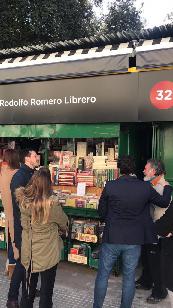 ballan_federico's tweet photo. Esta mañana charlamos con los comerciantes de #Caballito y visitamos los puestos de libros renovados sobre la calle Beauchef. https://t.co/Dyzuu2MWDh