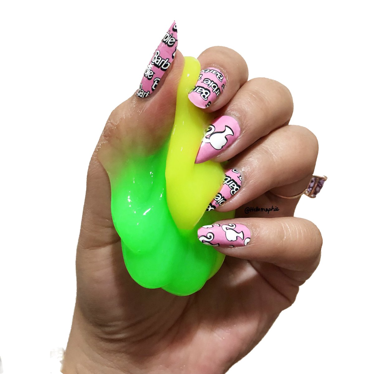 hellomaphie's tweet photo. Qué puede ser mejor que un slime neón ?🤩🧪🦠 Comenta puros emojis VERDES y te doy un cora💗
.
.
.
#slime #slimeasmr #slimetutorials #nails #barbie #barbienails #ncla #neon #neonslime https://t.co/MscV9HNFGZ