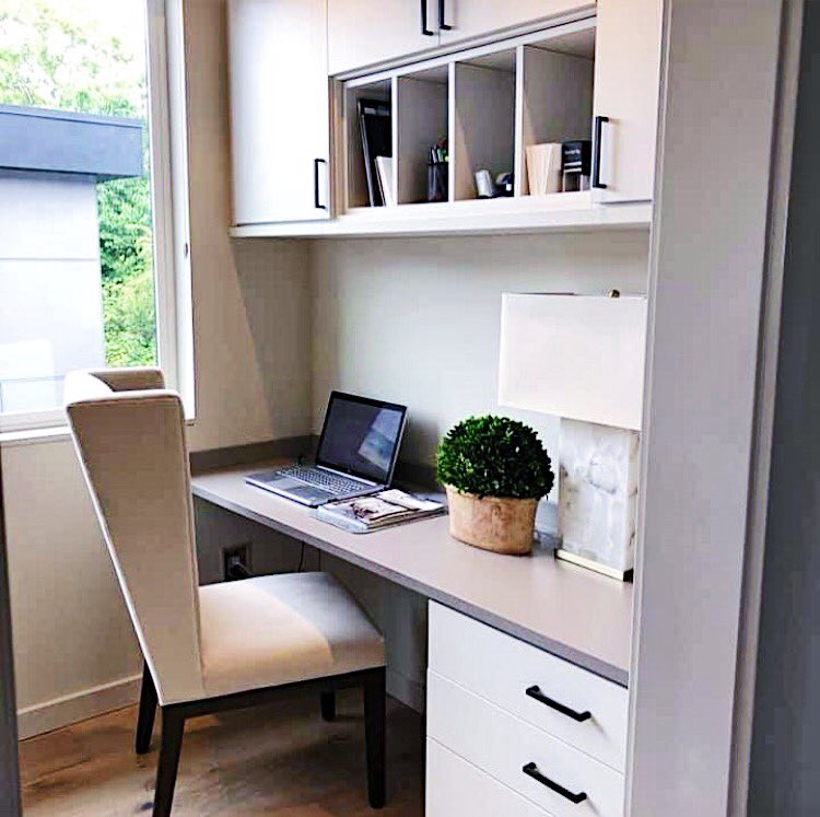 CalClosetsDFW's tweet image. We can transform any space into a small desk/home office. This cozy office nook serves as a desk and mail center. 
Designed by Angela Johnson 

 #CaliforniaClosets #CaliforniaClosetsDallas #Dallas #Plano #Southlake #DFW #Design #officegoals #cabinets #customcabinets #customdesk