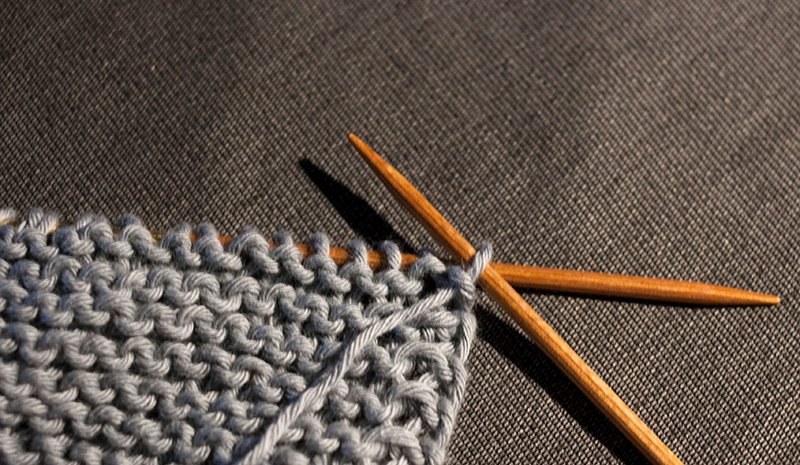 sticklingens's tweet image. Ett litet sticktips: om du lyfter den första maskan på varje varv med tråden framför arbetet, får du en väldigt fin kant.
#stickning #sticktwitter  #sticktips