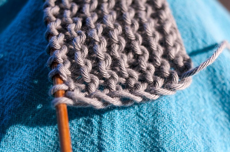 sticklingens's tweet image. Ett litet sticktips: om du lyfter den första maskan på varje varv med tråden framför arbetet, får du en väldigt fin kant.
#stickning #sticktwitter  #sticktips