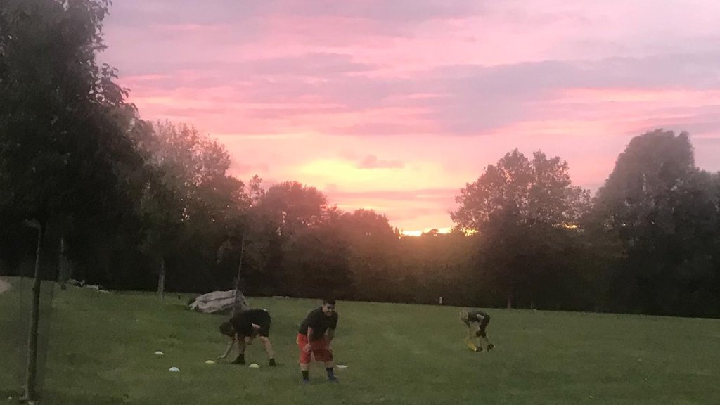 joinrabble's tweet photo. Sunsets like this make Rabble sessions all the better!  Find your nearest outdoor session and head down for some Rabble fun under the beautiful setting sun.
#funfitsocial #parkfitness #socialexercise #parkexercise #ukfitness #groupfitness #hydepark https://t.co/POCMBgOkX6