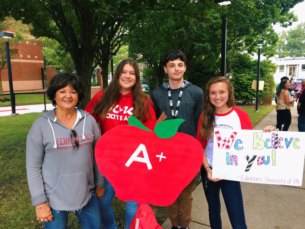 EUMLSEC's tweet photo. This morning some #MLSEC members as well as other fighting Scots went to McKinley elementary to help out with their red carpet event! We clapped and cheered for students as they walked into school for their first day back. What a fun way to start the school year!! 🎞📚🍎 #GoBoro https://t.co/ffQNteEEK5