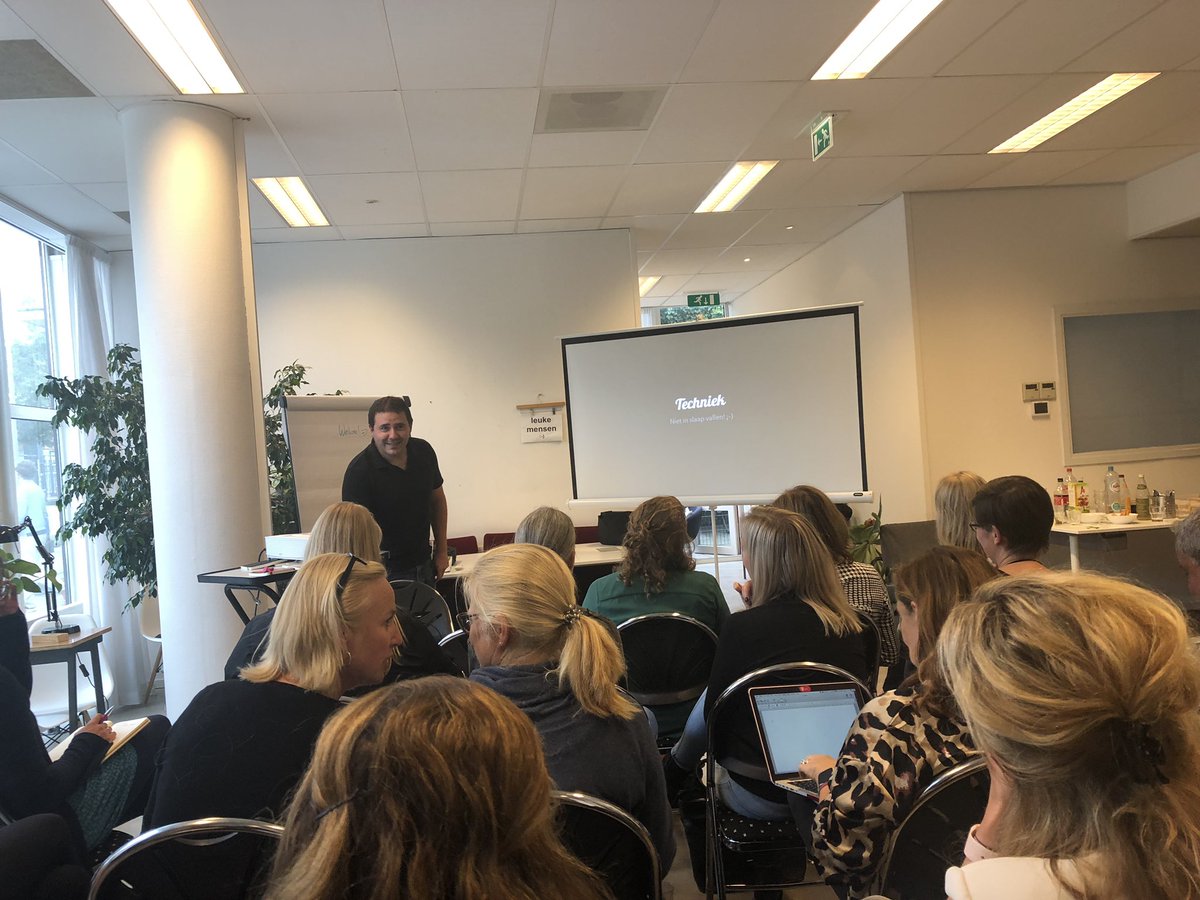 fourmonths's tweet image. De eerste workshop na de zomer is gestart #zakelijkbloggen met @royishak