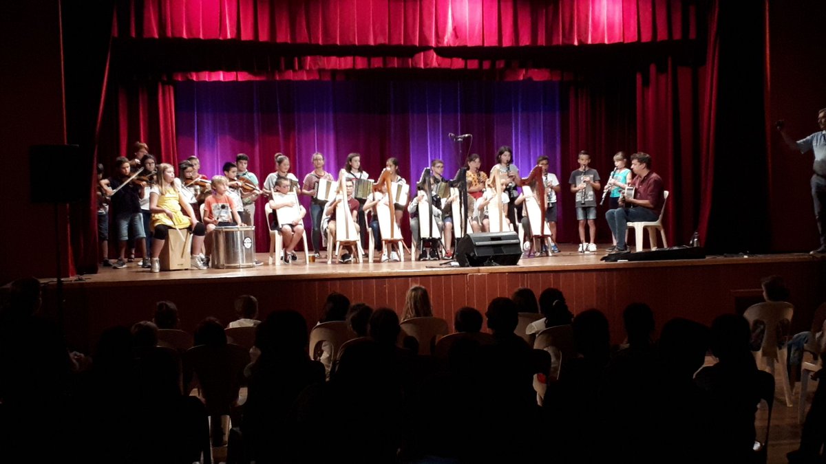 DSDEN79's tweet photo. Retour sur la #RentreeEnMusique à l'école de #Courlay avec le concert de Christian Pacher accompagné par les élèves de cycle 3.
@daacpoitiers @acpoitiers https://t.co/pSpv7kTU0v