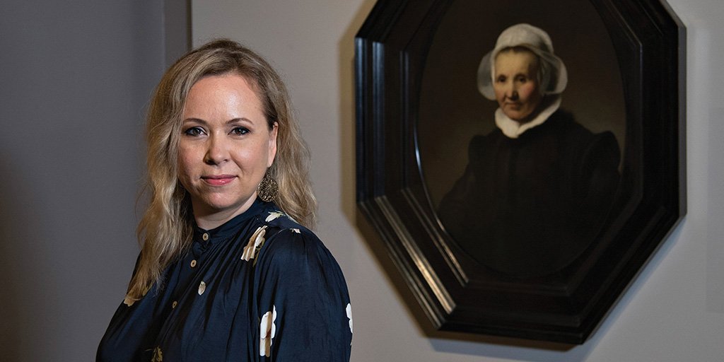 queensureview's tweet photo. Our new issue is online (and in the mail tomorrow.)  Our cover story: How to look at a Rembrandt like a conservator (and why Heidi Sobol, MAC'00, always starts with the nose.) https://t.co/hvCjXW2eyM [photo of Heidi Sobol at the @ROMtoronto by Tina Weltz] https://t.co/JBrO2wlgiO