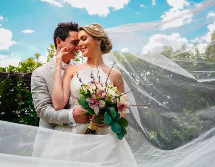 TalentVE's tweet photo. + Video | No te pierdas el regalo de Cumpleaños que le dió #VictorDrija a su esposa #BlancaAljibes https://t.co/ZbphmCLX84 https://t.co/kVJxzt9QPI