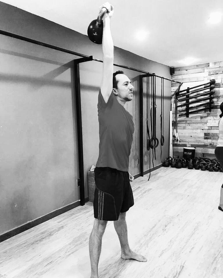 ennat_mx's tweet photo. El entrenamiento con kettlebells mejora la fuerza, la potencia, la resistencia, la coordinación, la flexibilidad y el equilibrio. Además de prevenir lesiones y ayudarte a rehabilitarte de las mismas. ¿Necesitas otra razón para entrenar con nosotros? Agenda una clase muestra 👊🏻🔥 https://t.co/Ek2GbFQ5QD
