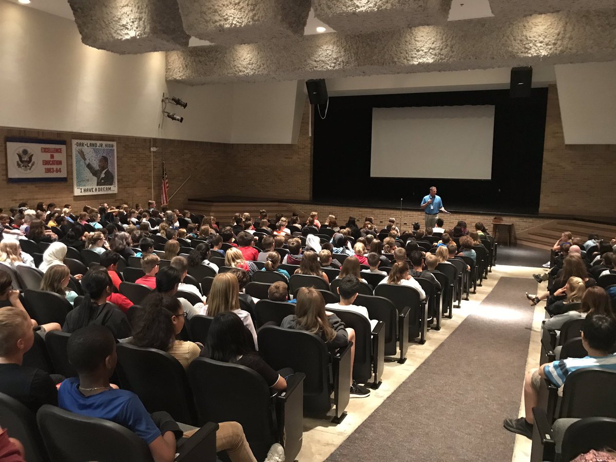 oak_landms's tweet photo. Kicking off a week of all-class meetings with our 6th grade today. In addition to welcoming students back, we’re discussing shared values, common expectations, and strategies for success in middle school. #theoaklandway https://t.co/P5CKYhJZSb
