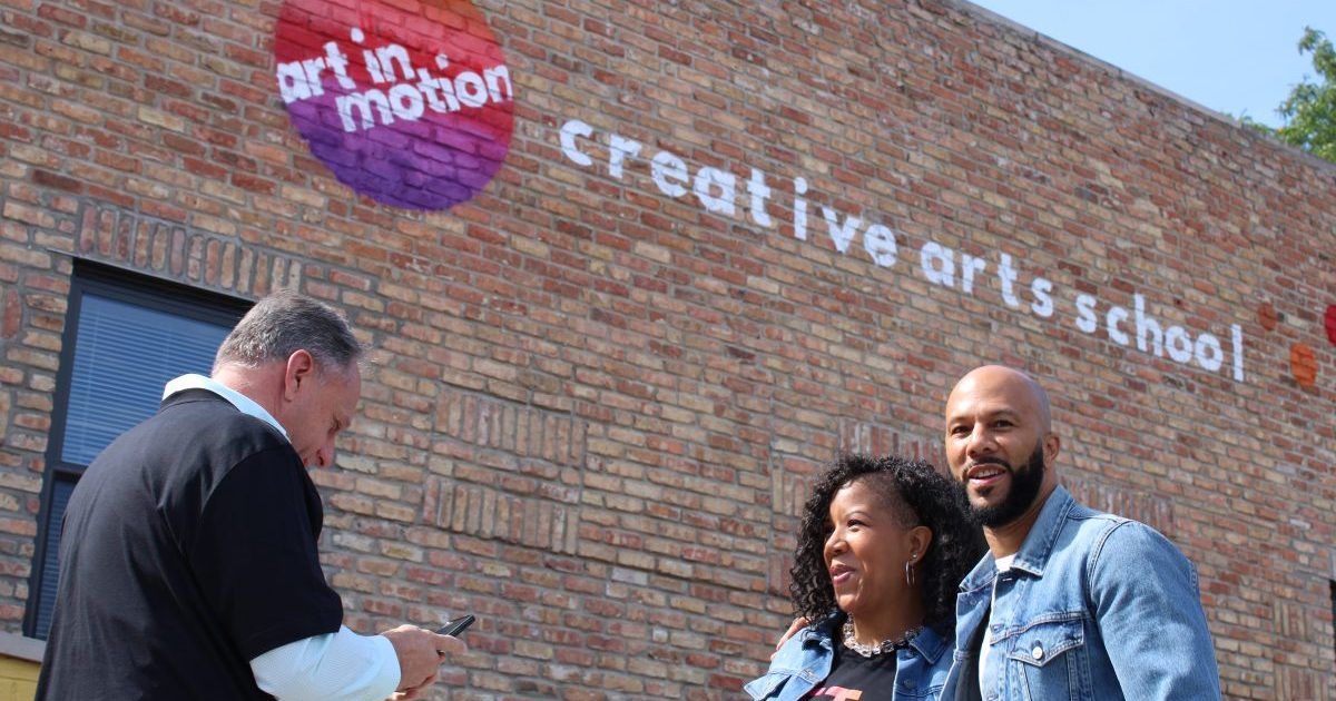 Common welcomed students to his new South Shore arts-focused school.
buff.ly/2NPeUtw