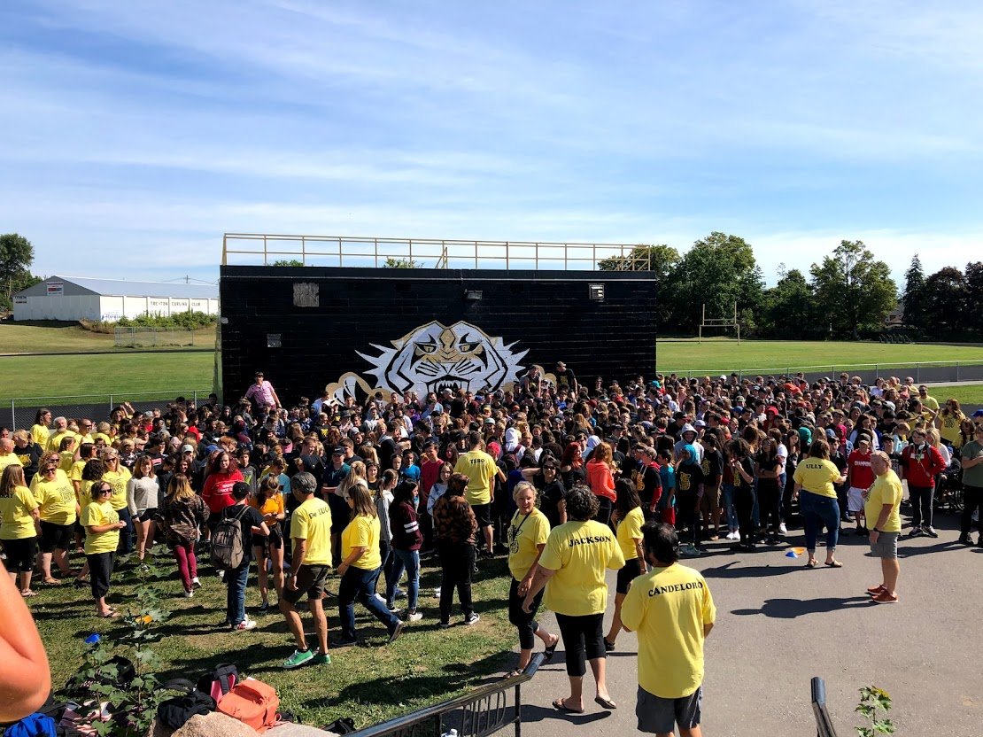 Trenton_HS's tweet photo. More photos of our amazing #firstdayfrenzy at Trenton HS. #thsstudentsrock https://t.co/sV0hCHlEES