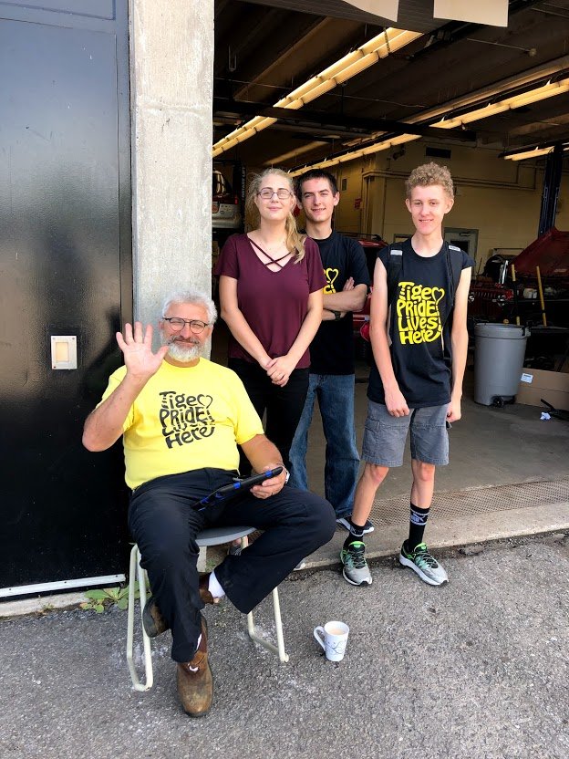 Trenton_HS's tweet photo. More photos of our amazing #firstdayfrenzy at Trenton HS. #thsstudentsrock https://t.co/sV0hCHlEES