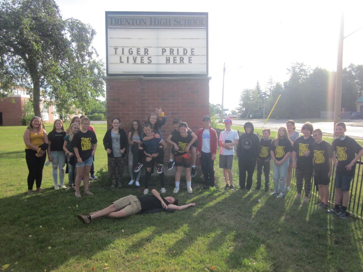 Trenton_HS's tweet photo. More photos of our amazing #firstdayfrenzy at Trenton HS. #thsstudentsrock https://t.co/sV0hCHlEES