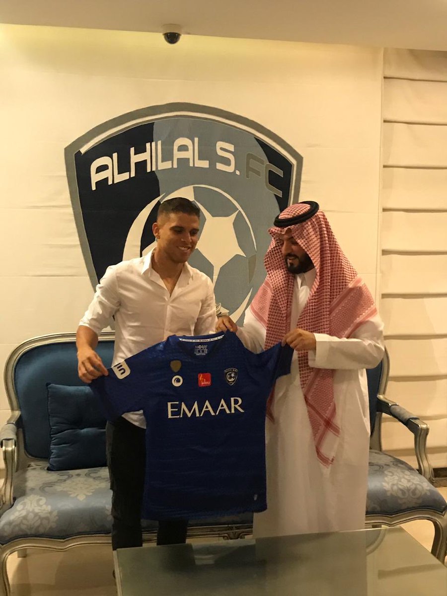 FORZAce's tweet photo. Depois de ser recebido com festa pela torcida do Al Hilal, o volante Cuéllar foi apresentado oficialmente pelo clube nesta terça-feira (03). Contrato de 4 temporadas assinado com o time árabe! ⚪️🔵📝📸
#forzace
#juntostemosmaisforza https://t.co/tbmv37GrIa