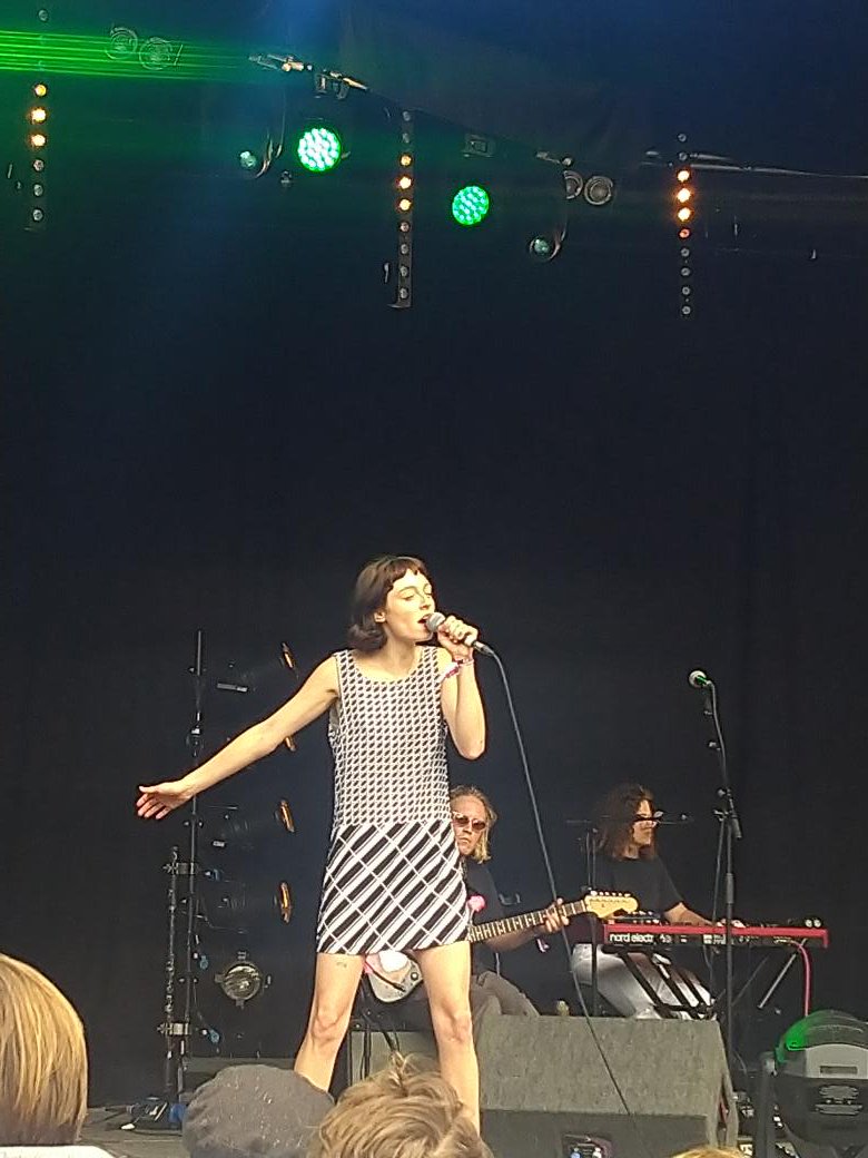 TobiasCotton's tweet photo. Thursdays and Fridays absolute highlights at #endoftheroadfestival were @Flamingods, @stelladonnelly, Bodega, and @kellyleeowens. All just brilliantly entertaining, particularly #stelladonnally who has it all basically. #bodegaband #kellyleeowens #flamingods https://t.co/a0xe1B2roj