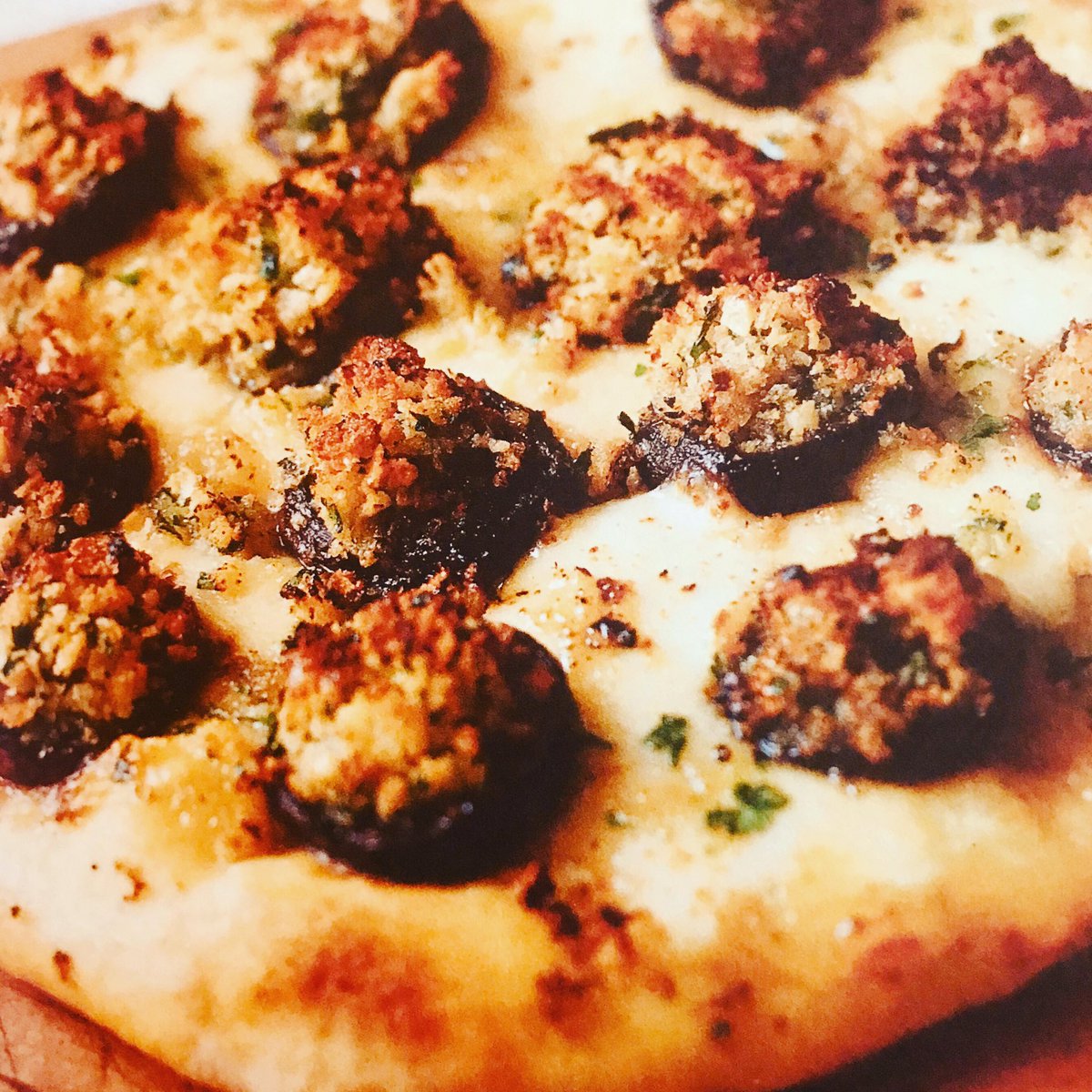 Imagine... sautéd portobello mushrooms with crispy garlic breadcrumbs kissed with parmesan. Encased in a fluffy pizza bed - finished with hand cut parsley and extra virgin olive oil. 

Welcome to the start of our autumn collection.
#lucelasevents #lucelasautumncollection