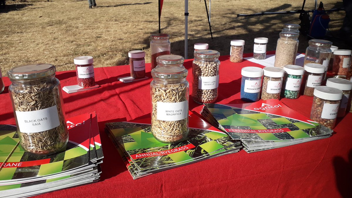 PhillipsLM's tweet photo. Some sights from Day 1 of the #NoTillConference today. A particularly interesting static exhibit was @AgricolSeeds' cover crops demonstration plot. Learn more about #covercrops and why they are grown 👇🏻👇🏻👇🏻👇🏻 https://t.co/SeKLv42dWY https://t.co/HDgLfDsCpz