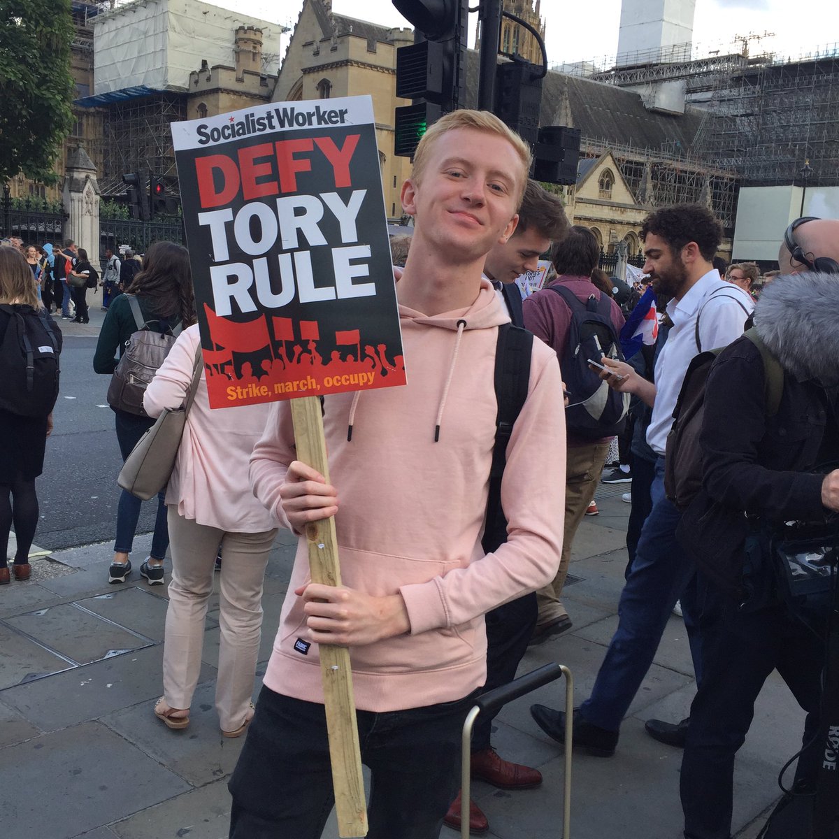 EJburton333's tweet photo. Proud to be in #WestminsterSquare with the protest #DefyTheTories #StopTheCoup #London https://t.co/BBG3Fye9hZ