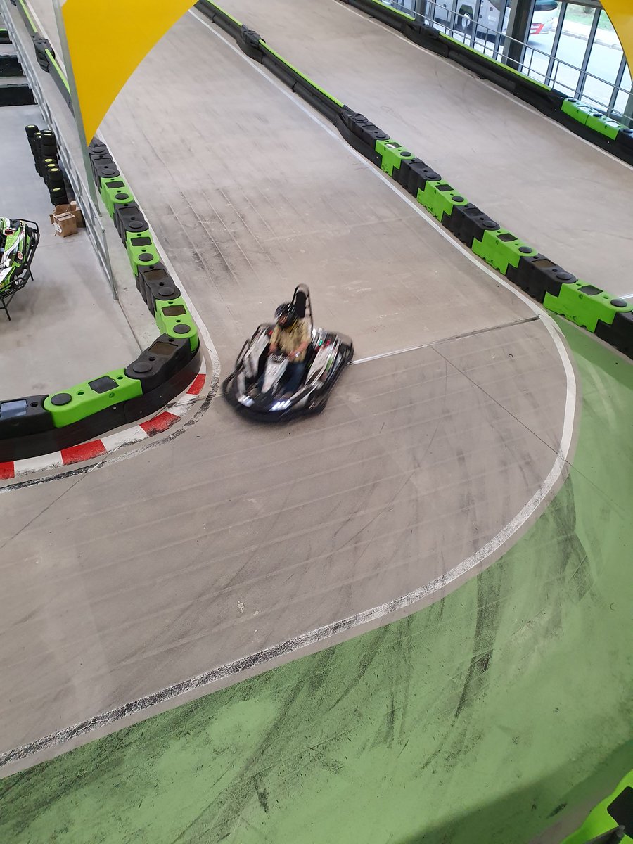 Fortbildung f. Ausbilder*Innen nach #BKrFQV: Wir haben heute viel über #LenkundRuhezeiten und über #digitalerTacho gelernt. Nun ist es Zeit für die Gäste der <a href="/VDVAkademie/">VDV-Akademie</a>  die E-Kartbahn der @Stadtwerke_os auszuprobieren.

 #Fahrlehrer*innen #BKrFQG #VDV <a href="/Continental/">Continental</a> @nettedrom