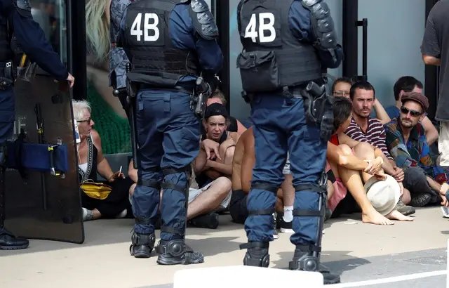 PACTEfr's tweet photo. Le G7 : coût 36,4 millions d'euros,13 200 flics,119 gardes à vue, 168 interpellations, arrestation de J.Alvarez figure du contre-sommet, 6 emprisonnements sans possibilité de faire appel, de nombreux flics espagnols à Hendaye, vols de matériels à des secouristes par des flics... https://t.co/5n3qdk3UZF