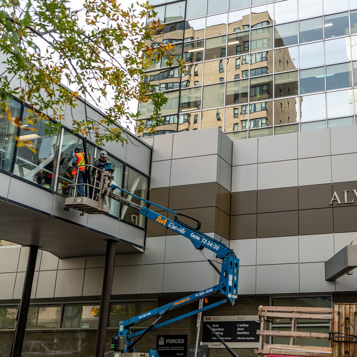 MetricsOnline's tweet photo. Q: How do you change commercial glass in @Regina Downtown BID?

A: Hepting Glass 

#YQR #DowntownYQR #Regina https://t.co/DPOdgzBz8S
