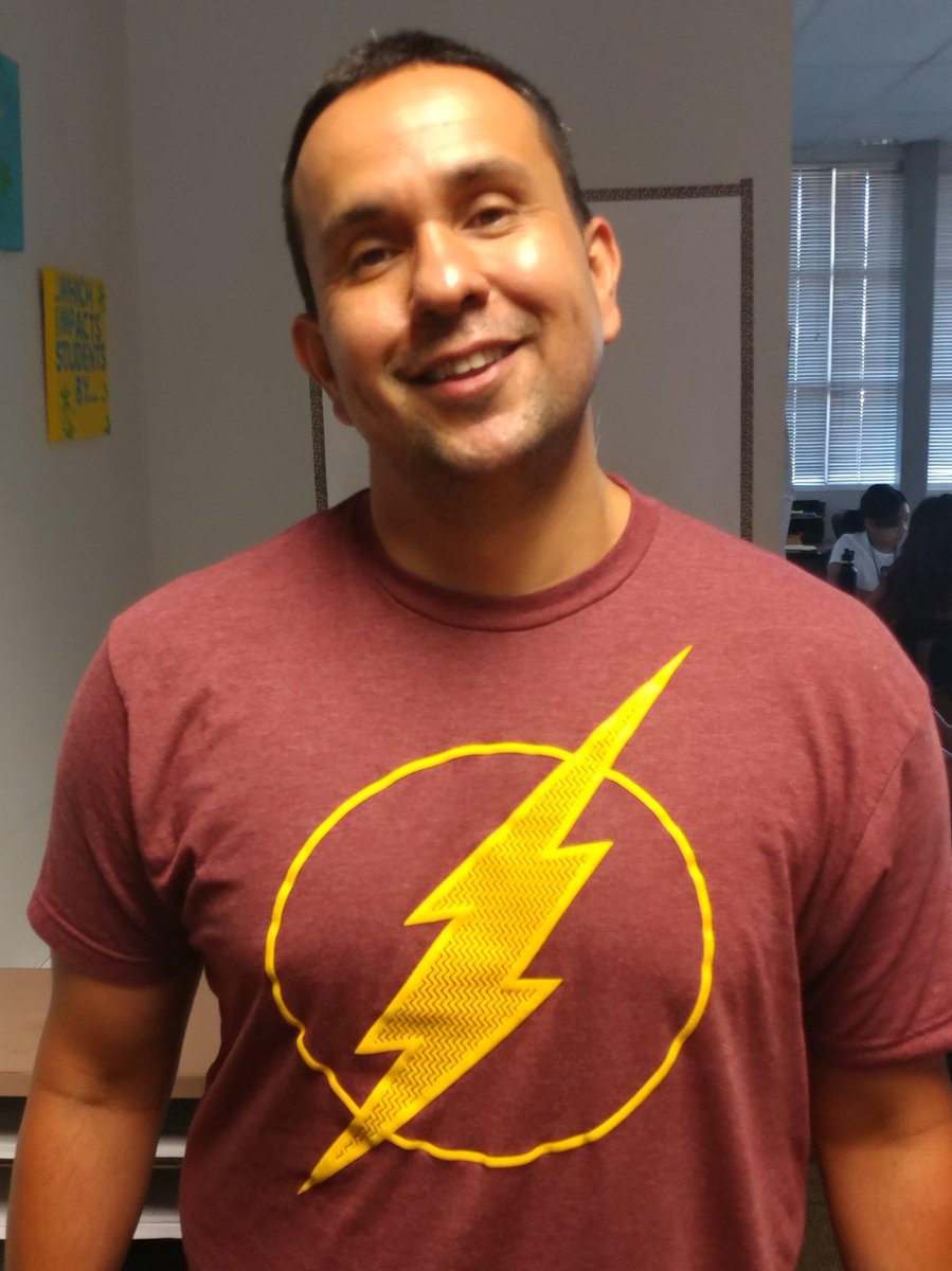 MAESTRO EXTRAORDINARIO: Cada año, en Metro Tech High School, el grupo Support My Club patrocina un club destacado durante su evento anual: Philanthropy Bar! Elegimos a Mario Malaby porque él verdaderamente ha ido más allá este año pasado! #EstoEsLoQueSomos #PXU