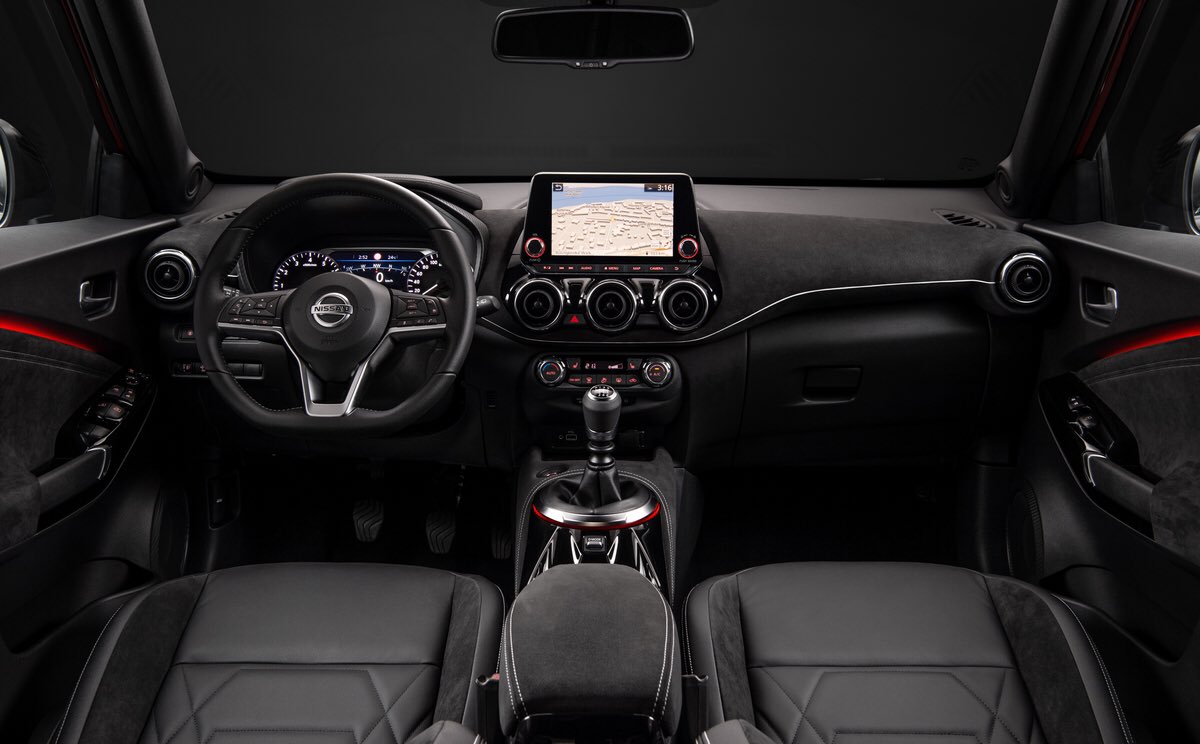 Veee yeni Nissan Juke ortaya çıktı. Uzunluğu 4.2 metre, eskisinden daha geniş iç mekan ve 23 kg daha hafif. Üstelik birçok yeni nesil elektronik sistemle donatılmış. 1.0 litre 115 HP’lik motor, 6 ileri manuel ve 7 ileri çift kavramalı otomatik şanzımanla satılacak.