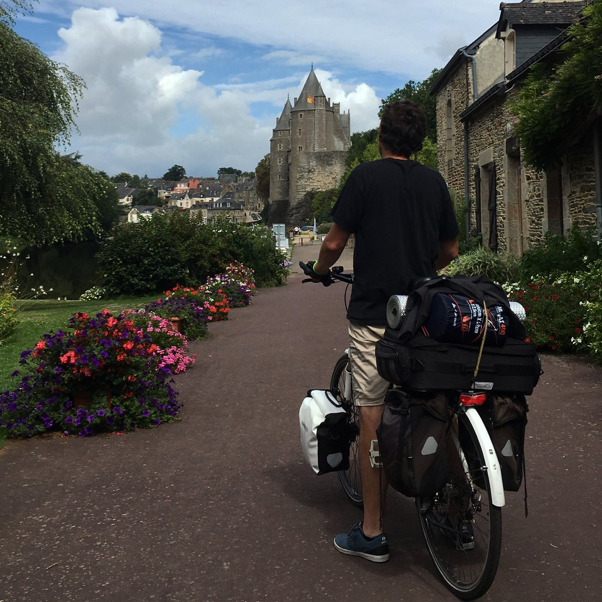 cyclisteurbaine's tweet photo. Throwback to our #vnav (voyage de noces à vélo) - every time we travel, we spend at least a day on bikes. Currently seeking bike rental recommendations for #Santorini ... #cyclosphere what you got? https://t.co/93tCIlQFKn
