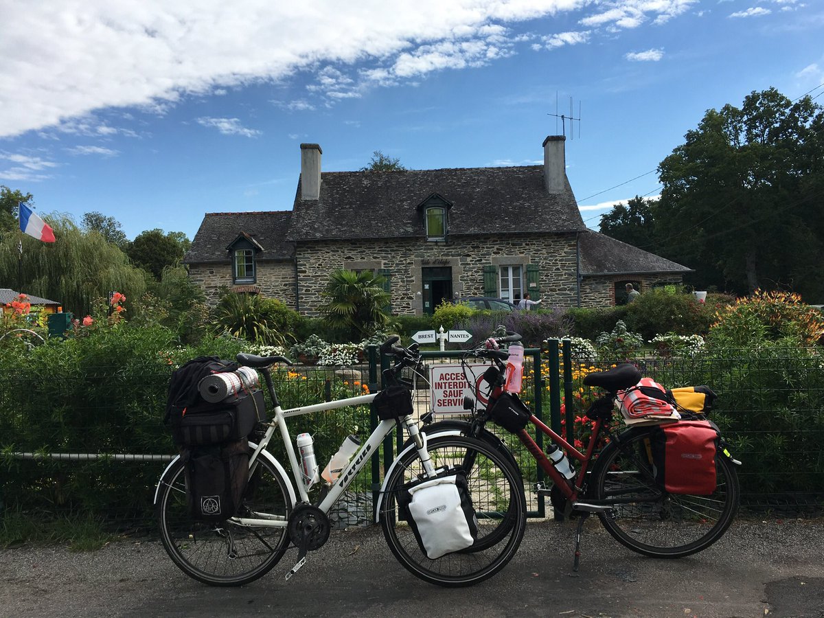 cyclisteurbaine's tweet photo. Throwback to our #vnav (voyage de noces à vélo) - every time we travel, we spend at least a day on bikes. Currently seeking bike rental recommendations for #Santorini ... #cyclosphere what you got? https://t.co/93tCIlQFKn