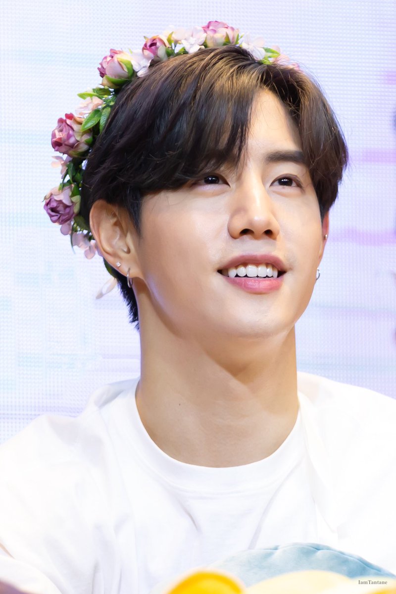 Koreaboo's tweet photo. Happy Birthday to GOT7's Mark! 
🎂🍰🥂 Thank you for giving Ahgases the gift of your talent, love, and wisdom!

#HappyXXVIIMarkTuan #MarkTuan 
#GOT7 @GOT7Official https://t.co/7Okr8s1a8b