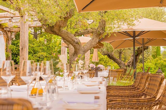 Les beaux jours de septembre, parfait pour un déjeuner en terrasse au Jardin de Benjamin. 
Beautiful September days, perfect for “al fresco” dining on the terrace at Le Jardin de Benjamin restaurant. •
#ChateauDeBerne #RelaisChateaux #Vineyard #Hotel… ift.tt/2zNS51i
