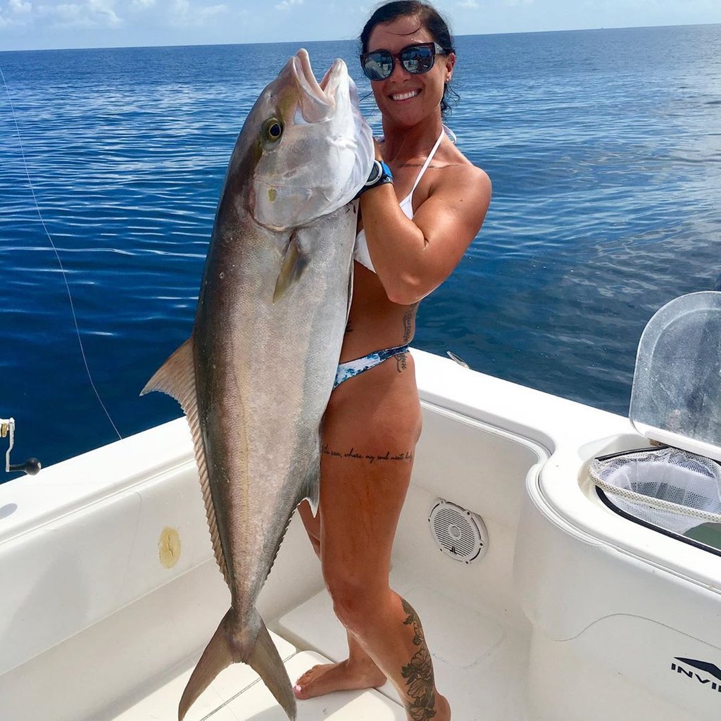 ladyanglers's tweet photo. 📷 @brittanytareco

.
.

#fishingboat #fishingday #girlswhofish #bikinigirl #ladyangler #fishinggirls #fishingdaily #flatsfishing #fishon #waterbaby #fishoftheday #nightfishing #fishingtrip #onthewater https://t.co/m8mAtyJwDC