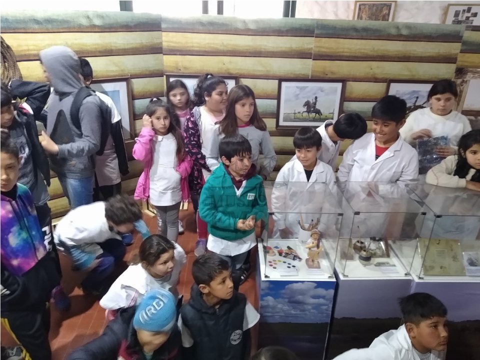MuseoFMC's tweet photo. Municipio de Carmen de Areco 👇

Agradecemos enormemente la gestión de Brenda quién hizo posible la visita. También agradecemos a las escuelas que participaron y al grupo de folclore Danza Pueblo.

¡Fue una jornada hermosa! 🤗 https://t.co/aM6BshNt7a