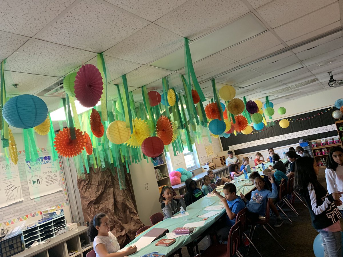 mrsfrench20's tweet photo. Operation drama week has kicked off! We are up and ready to be dramatic! #kidsdeserveit #dramaweek #classroomtransformation #aliceinwonderland #iteach4th #ourFISDstory #christieconnects https://t.co/aVm3NrRlOl