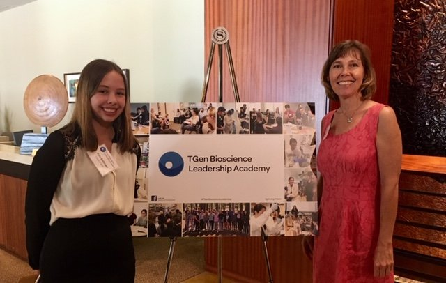 Felicidades a Kyra Bollinger por graduarse del programa de verano Bioscience Tgen Leadership Academy este verano en TGen en el downtown de Phoenix. Cada graduado del programa recibe una beca por $1,000. #PXU #EstoEsLoQueSomos