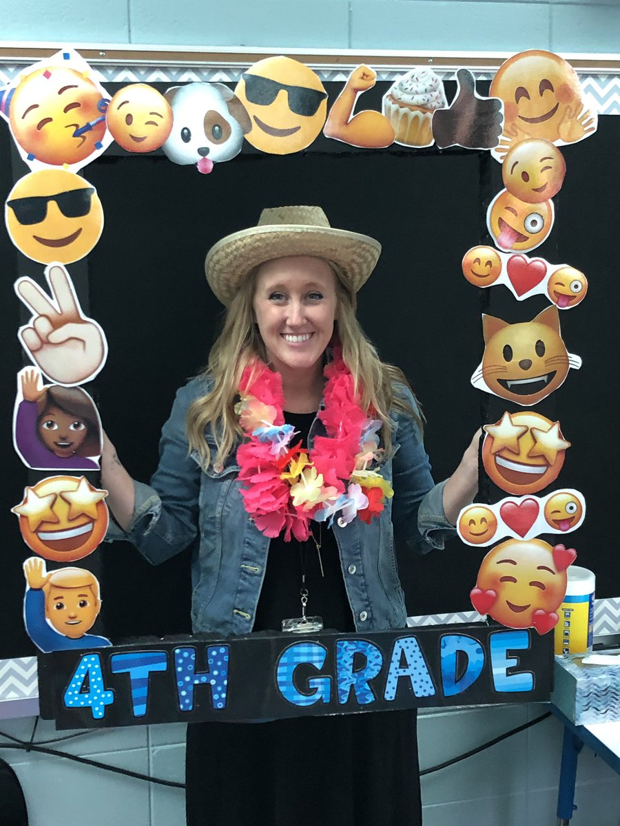 MP4teacher's tweet photo. Getting ready to rock the 4th grade MP photo booth this afternoon! 📸😂 @caitlinemcclure @mpqripon #riponwiproud #ripon4th https://t.co/4fHR7MHa5H